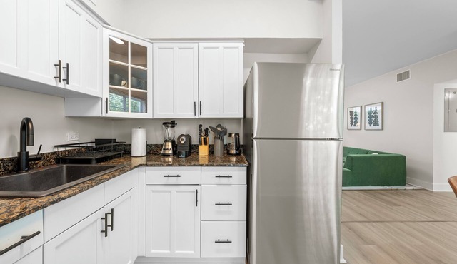The Ivory Palm South Beach Bayside Retreat 2-bedroom 2 Full Bath sleeps 4