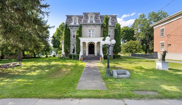 The Limestone Mansion - Historic Elegance- Breakfast Included!