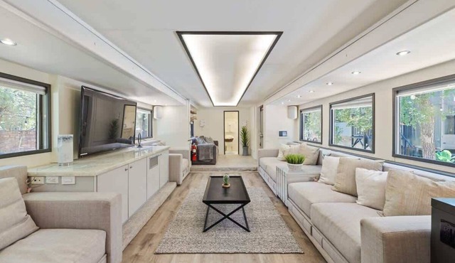 The Studio Unit near COTA: Hot Tub, BBQ & Events!