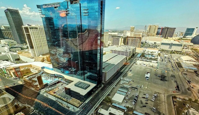 The Ultimate Vantage: Top 38th Floor Jr. Suite Overlooking the Strip,Sphere,F1!