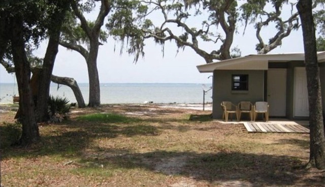 Tranquil Cozy One Bedroom Waterfront House
