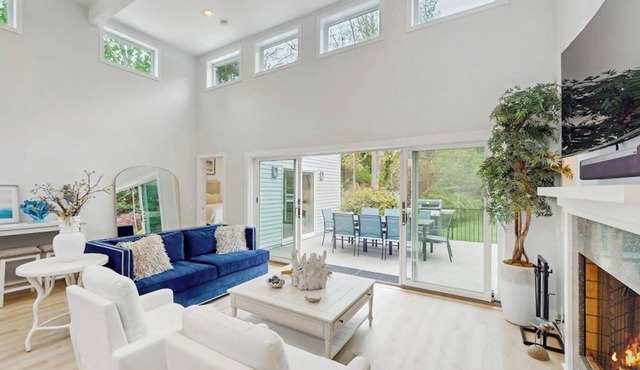 Tranquil house with private hot tub, pool, enclosed yard, central AC