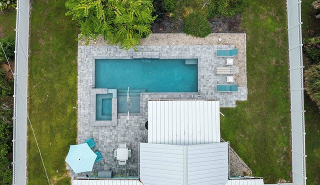 Tranquil & Spacious Heated Pool, Hot Tub, Parking