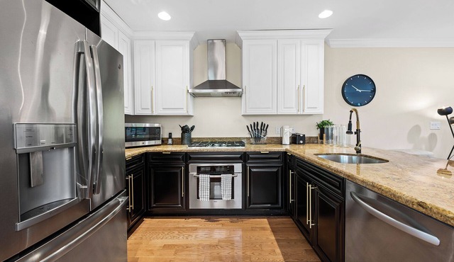 Triple Decker ~ Elevator ~ Jacuzzi ~ 2 Miles to Beach ~ Walk to Entertainment District!