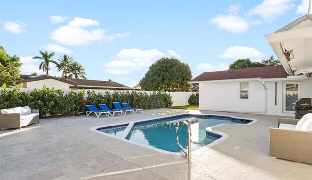 🏝️ Tropical Escape: Captivating 5BR/3 Villa with Guest House and Heated Pool 🌴🌞