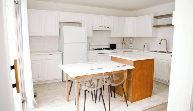 Two Sparrows - Birmingham Townhome with King Suite