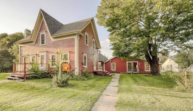 Two wonderful escapes with full kitchens, WiFi, private hot tub, & gas grill