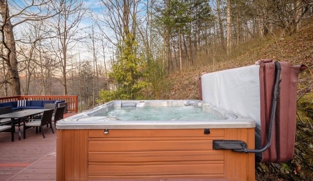 Unique Scenic home with King suite & Hot tub