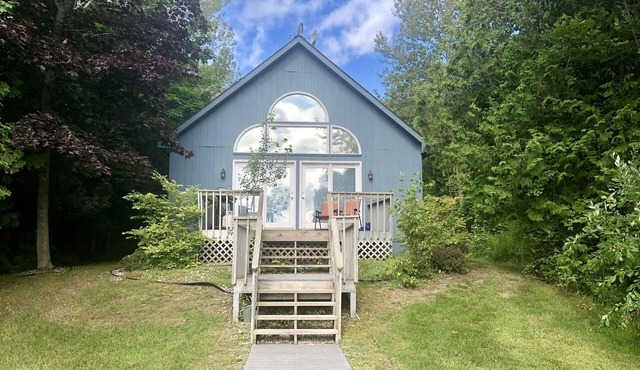 "Up north" waterfront lodge on West Bay. Spacious deck with gas grill.