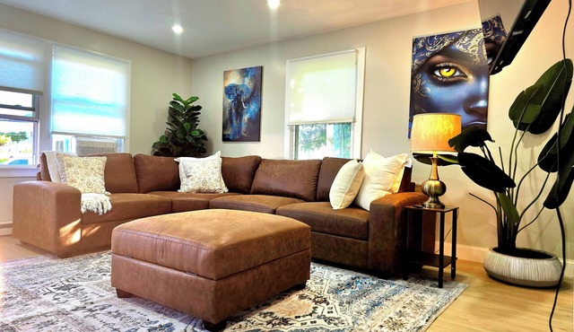 Updated 3Bedroom. 5beds group ready.Walk to the Casino and play game of Pool.