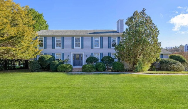 Updated 4-bedroom house in Southampton-Steps to Town + Short Drive to Beach