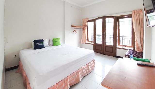 Urbanview Hotel Grand Palem near Alun Alun Batu