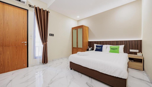 Urbanview Hotel Syariah Viero Condet