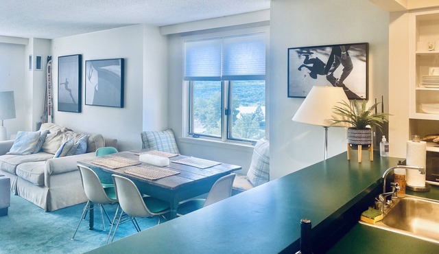 Vermont Fun Snow Mountain Resort Condo, Indoor-pool, hot tub & bars/restaurants!