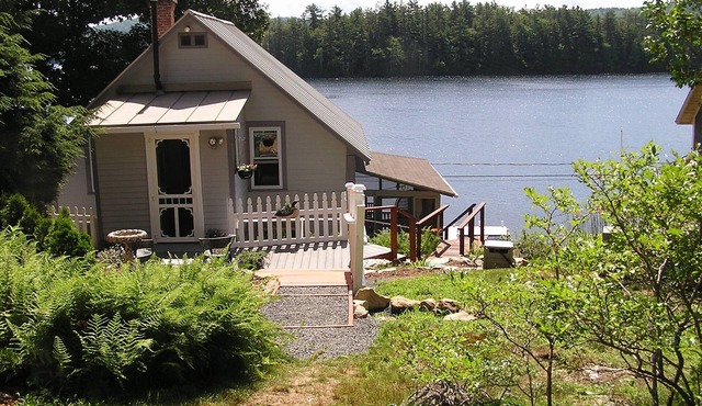 Victorian Lakefront Cottage With Spectacular Sunrise View Of Water