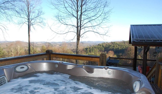 'View & Far Between' Cozy Mountain Home w/hot tub