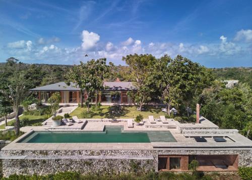 Villa Lebar - Hilltop 3 Bedroom Private Home with Vast Ocean and Volcano Views