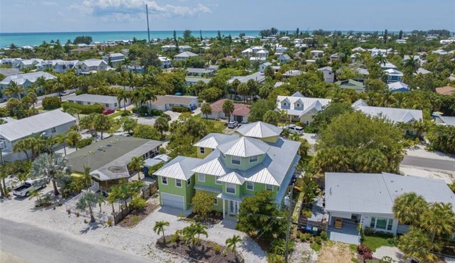 Villa Rozafa Cozy,spacious,walking distance from downtown white sandy beach.