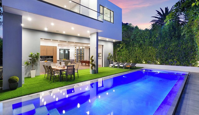 Villa Waldorf by LuxJB 🏆 Family Friendly 🏆 Heated Pool & Jacuzzi