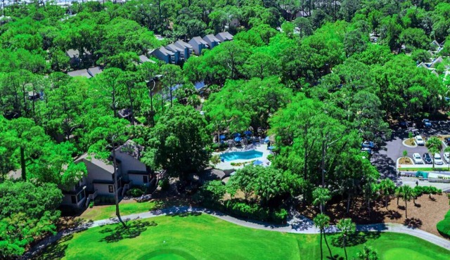 Walk to Beach | Pool, Free Parking + Full Kitchen