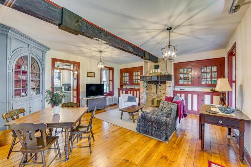 Walk to Creek: Mount Joy Home Near Nook Sports