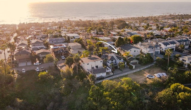 Walk to the Beach/Rooftop Deck with Views/7 beds- 2 Kings/A/C