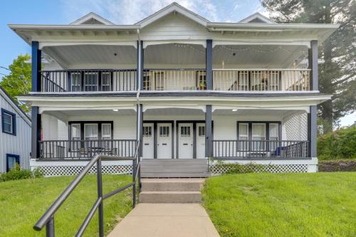 Walkable 3-Unit Hub: 8 Mi to Micron Technology!