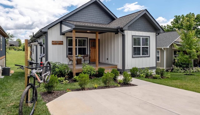 Walkable Downtown 5BR - Hot Tub + Resort Access