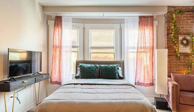 ~Walking distance Midtown/DMC~ Long stays welcome!