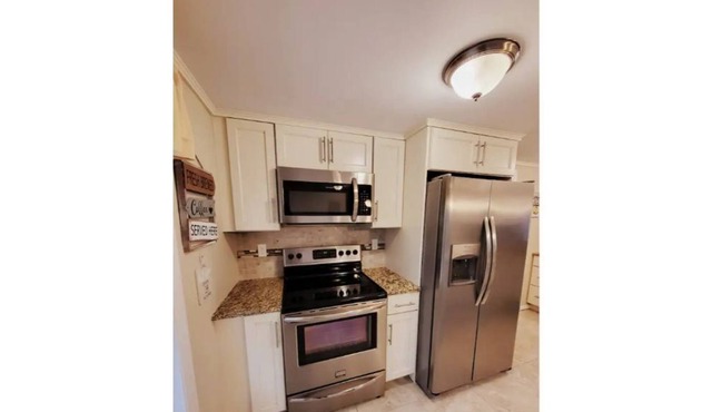 Waterfront 2 Bedroom on private cove in Salem NH.