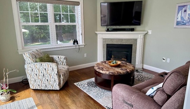 Waterfront contemporary townhouse with easy access to Boston communities