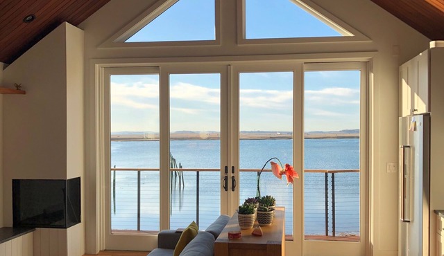 Waterfront Escape - Spectacular Views, Only 5 Minutes from Boston Airport