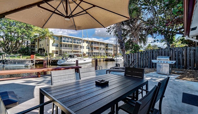 Waterfront Haven: Modern Luxury & Yacht Views in Citrus Isles
