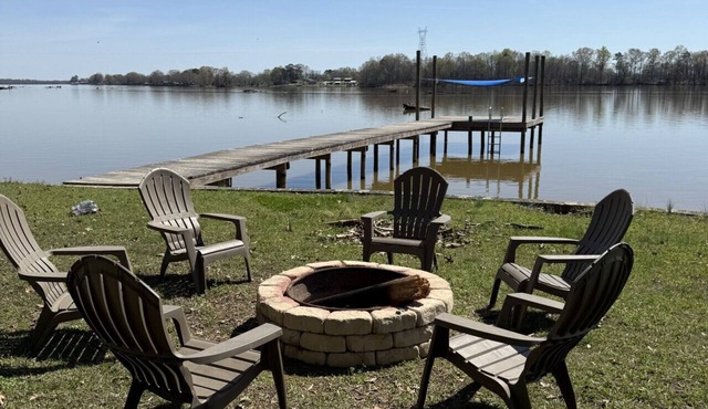 Waterfront Home Sleeps Five ~ Two Kayaks and Private Pier