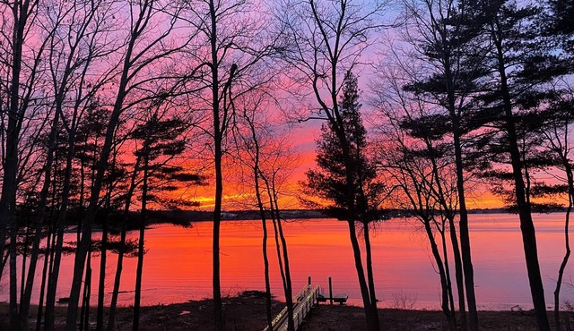 Waterfront Home with dock just 10 min from downtown Portsmouth, NH. Sleeps 10.