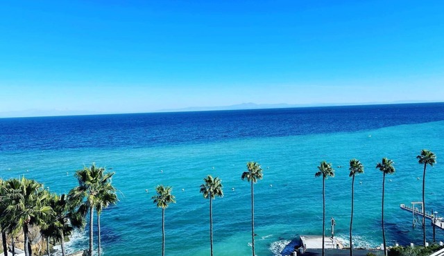 Welcome to this breathtaking panoramic gem located in Hamilton Cove