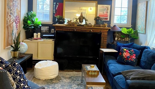 Welcoming, Boho Chic, cozy, well-situated. Walk to the stadium, coffee & bars.