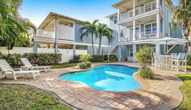 Welcoming condo villa close to the beach with private heated pool & WiFi