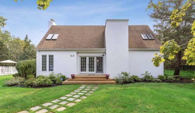 Westhampton renovated, 1.25 acre home w/clay tennis court and heated pool