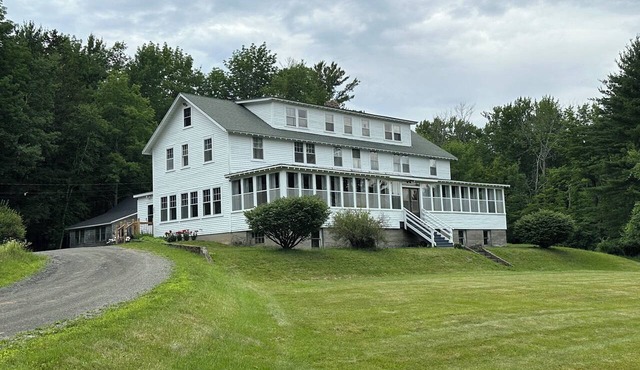 White Lily Lodge 50 acre estate with private lake
