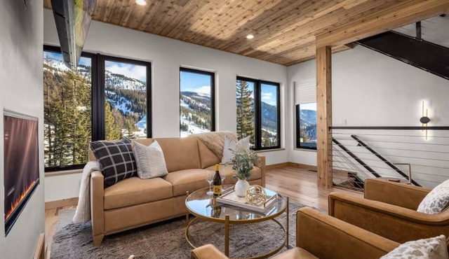 Whitefish Mountain Ski In/Walk Out Chalet w Rooftop Hot Tub