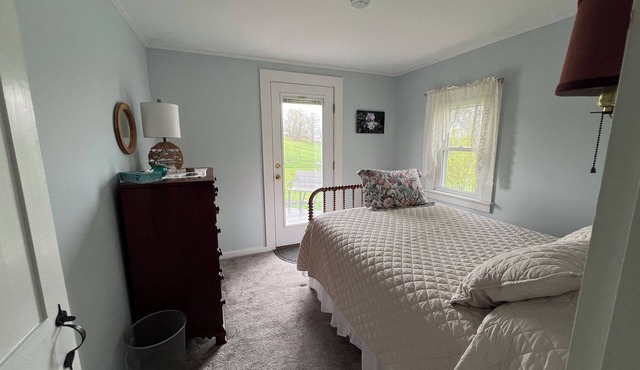 Windswept Acres Southeast Room - Charming Homestay in Chelsea with WiFi & ponds