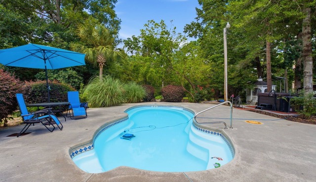Wooded Private Oasis/Pool/Hot Tub/Pickleball Courts/Hobby Farm/Gym/Pond