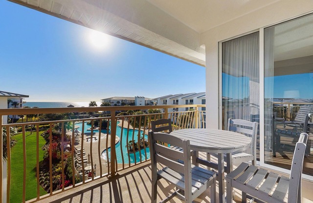 Beach dwelling with great view, pool & pickleball - snowbird-friendly