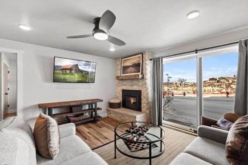 Bear Claw 106 - Unbeatable Backdoor Ski-in Ski-out Access, Slope Views & Winter Shuttle!