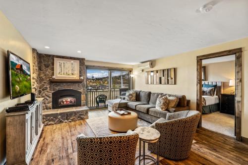 Bear Claw 308 - Premier Ski-in Ski-out, Winter Shuttle & Slope-views!