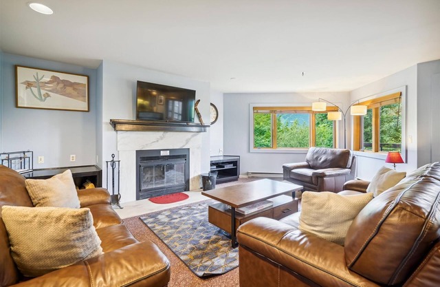 Beautiful decorated Condo, pool, hot tub, great Killington Views - Highridge B6