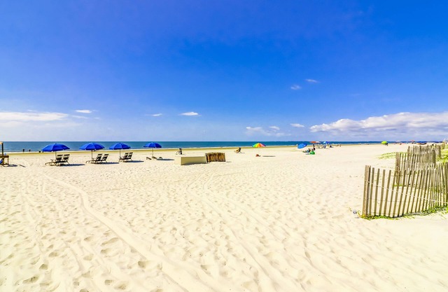 Charming second-floor condo with shared pool & picnic area - walk to the beach