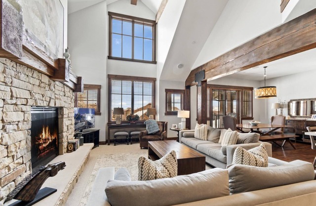 Last-Minute Savings! Cottage with Ski-in/Ski-out Access, Fireplace and Hot Tub!