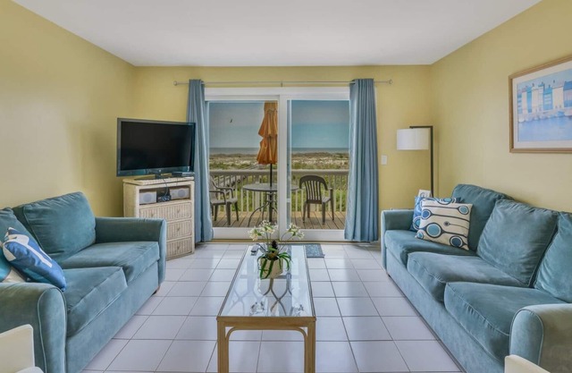 Ocean Front 2 Bedroom Condo, Gorgeous View!